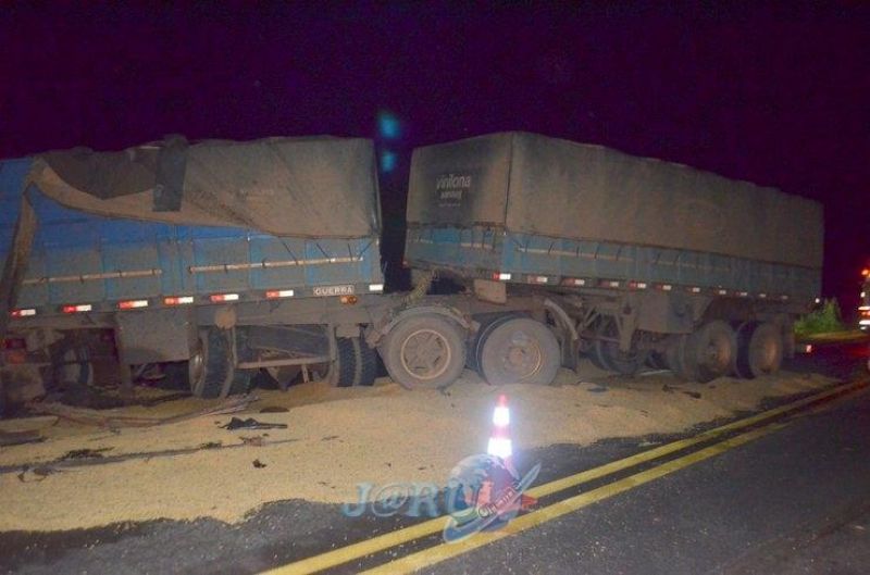 Colisão entre caminhões deixa uma vítima fatal na BR-364 Colisão entre caminhões deixa uma vítima fatal na BR-364
