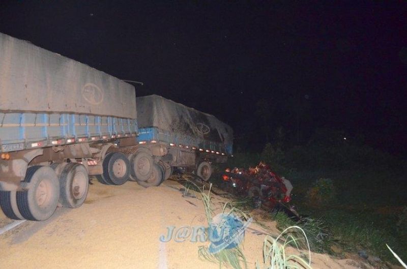 Colisão entre caminhões deixa uma vítima fatal na BR-364 Colisão entre caminhões deixa uma vítima fatal na BR-364
