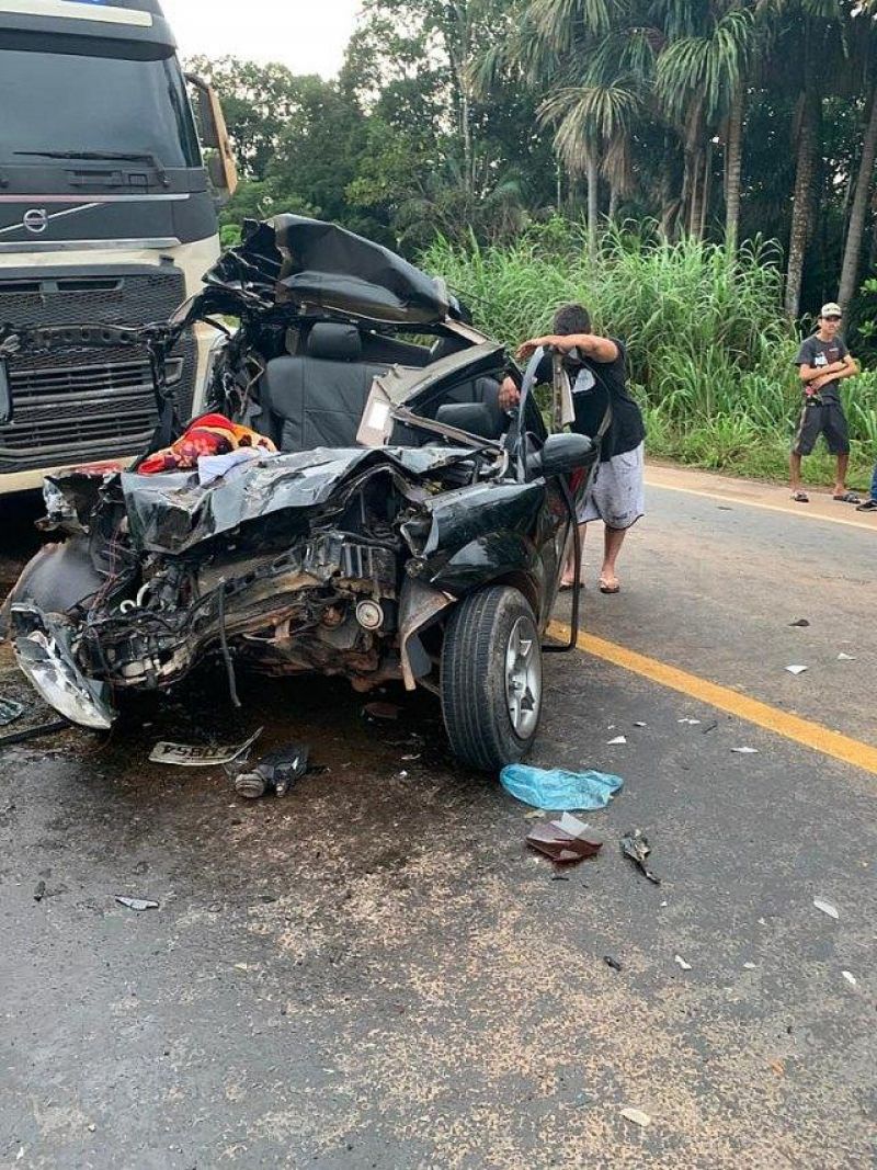 Família de Espigão do Oeste que seguia para velório de parente sofre grave acidente na BR-364 Família de Espigão do Oeste que seguia para velório de parente sofre grave acidente na BR-364