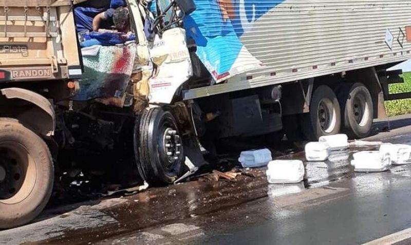 Caminhoneiro de Pimenta Bueno morre em acidente na BR-364 no MT; veja o vídeo Caminhoneiro de Pimenta Bueno morre em acidente na BR-364 no MT; veja o vídeo