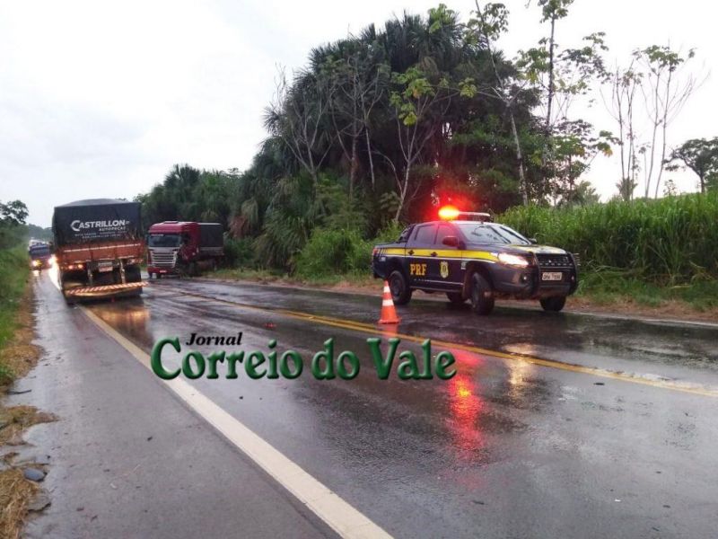 Acidente envolvendo caminhões e carreta quase termina em tragédia na BR-364 em Ji-Paraná Acidente envolvendo caminhões e carreta quase termina em tragédia na BR-364 em Ji-Paraná