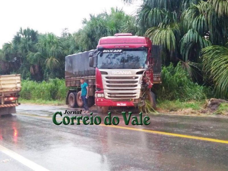 Acidente envolvendo caminhões e carreta quase termina em tragédia na BR-364 em Ji-Paraná Acidente envolvendo caminhões e carreta quase termina em tragédia na BR-364 em Ji-Paraná