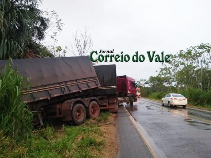 Acidente envolvendo caminhões e carreta quase termina em tragédia na BR-364 em Ji-Paraná Acidente envolvendo caminhões e carreta quase termina em tragédia na BR-364 em Ji-Paraná