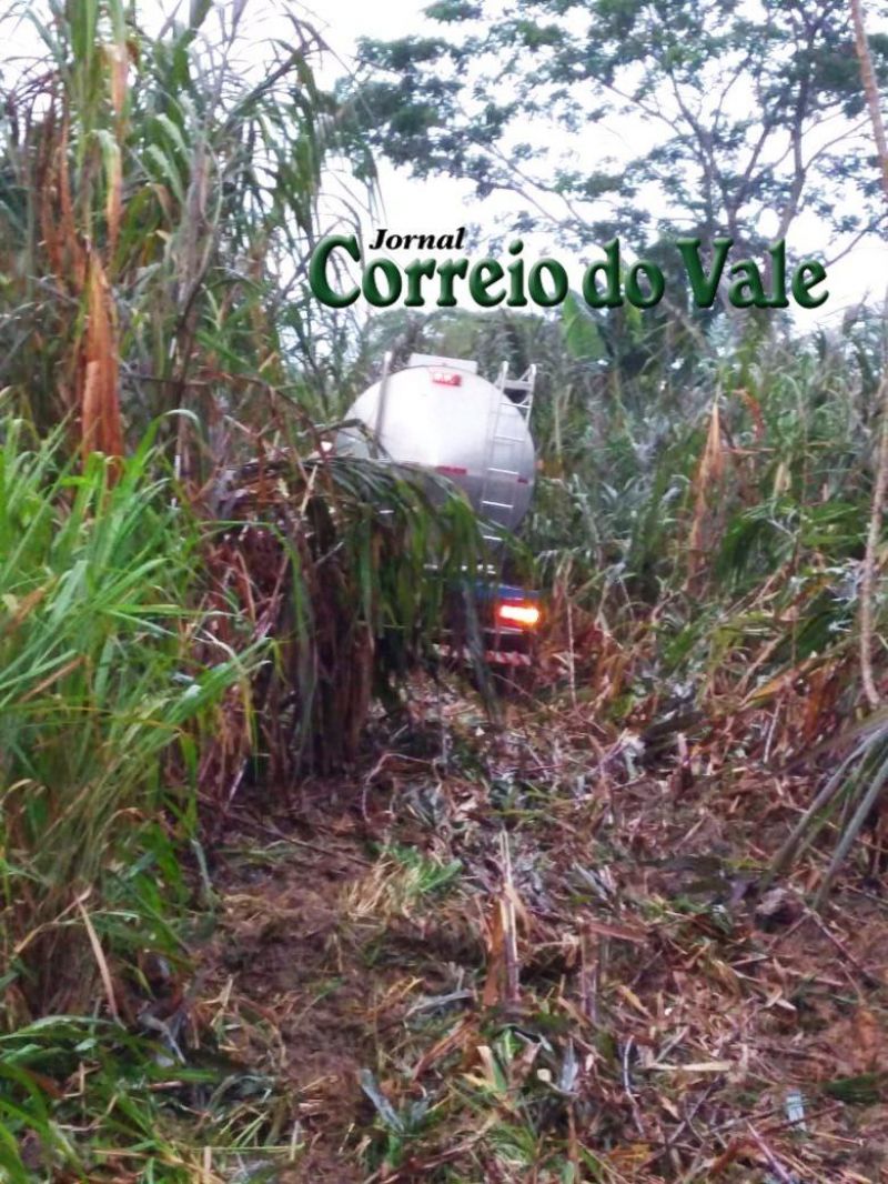 Acidente envolvendo caminhões e carreta quase termina em tragédia na BR-364 em Ji-Paraná Acidente envolvendo caminhões e carreta quase termina em tragédia na BR-364 em Ji-Paraná