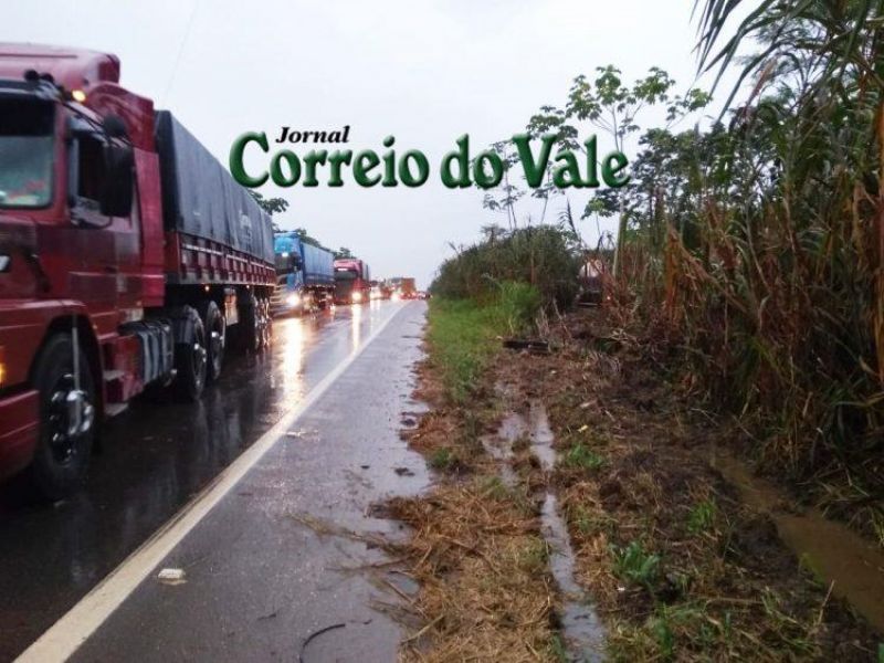 Acidente envolvendo caminhões e carreta quase termina em tragédia na BR-364 em Ji-Paraná Acidente envolvendo caminhões e carreta quase termina em tragédia na BR-364 em Ji-Paraná