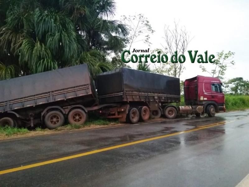 Acidente envolvendo caminhões e carreta quase termina em tragédia na BR-364 em Ji-Paraná Acidente envolvendo caminhões e carreta quase termina em tragédia na BR-364 em Ji-Paraná