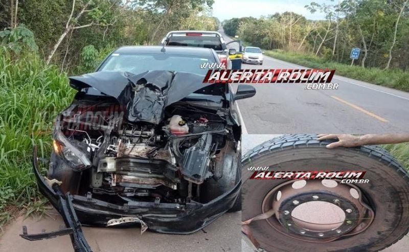Carro fica destruído após ser atingido por pneu no trevo para Rolim de Moura na BR-364 Carro fica destruído após ser atingido por pneu no trevo para Rolim de Moura na BR-364