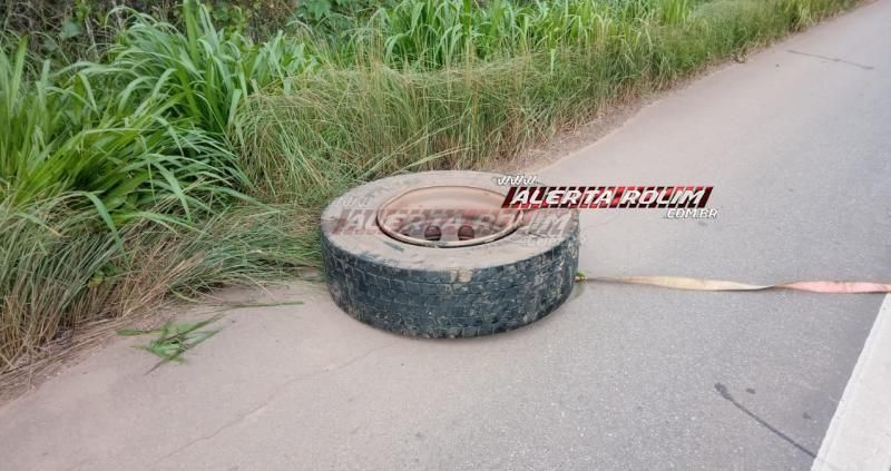 Carro fica destruído após ser atingido por pneu no trevo para Rolim de Moura na BR-364 Carro fica destruído após ser atingido por pneu no trevo para Rolim de Moura na BR-364