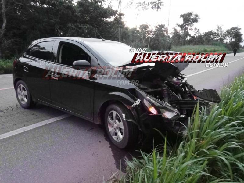 Carro fica destruído após ser atingido por pneu no trevo para Rolim de Moura na BR-364 Carro fica destruído após ser atingido por pneu no trevo para Rolim de Moura na BR-364
