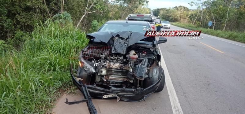 Carro fica destruído após ser atingido por pneu no trevo para Rolim de Moura na BR-364 Carro fica destruído após ser atingido por pneu no trevo para Rolim de Moura na BR-364