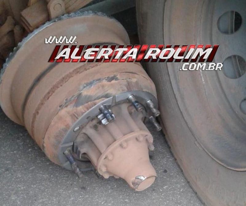 Carro fica destruído após ser atingido por pneu no trevo para Rolim de Moura na BR-364 Carro fica destruído após ser atingido por pneu no trevo para Rolim de Moura na BR-364