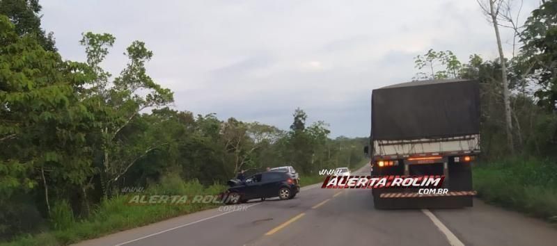 Carro fica destruído após ser atingido por pneu no trevo para Rolim de Moura na BR-364 Carro fica destruído após ser atingido por pneu no trevo para Rolim de Moura na BR-364