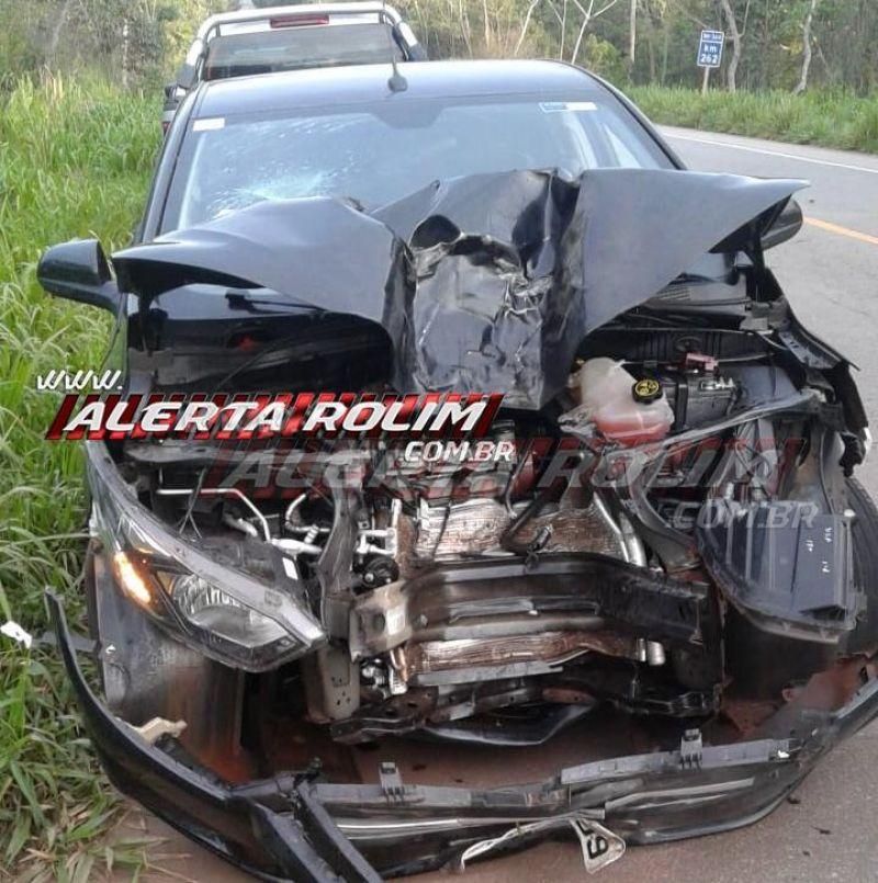 Carro fica destruído após ser atingido por pneu no trevo para Rolim de Moura na BR-364 Carro fica destruído após ser atingido por pneu no trevo para Rolim de Moura na BR-364