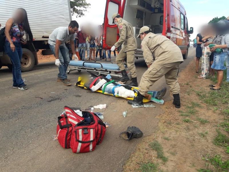 Motociclista tem perna e braço fraturados após bater na traseira de caminhão na RO-010 em Rolim de Moura Motociclista tem perna e braço fraturados após bater na traseira de caminhão na RO-010 em Rolim de Moura