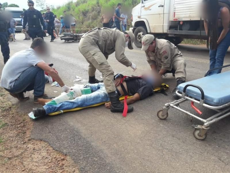 Motociclista tem perna e braço fraturados após bater na traseira de caminhão na RO-010 em Rolim de Moura Motociclista tem perna e braço fraturados após bater na traseira de caminhão na RO-010 em Rolim de Moura