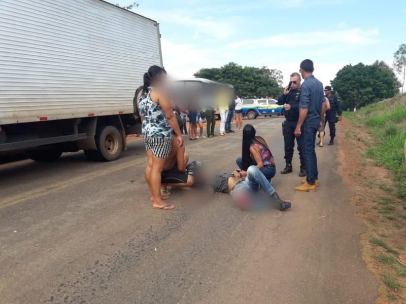 Motociclista tem perna e braço fraturados após bater na traseira de caminhão na RO-010 em Rolim de Moura Motociclista tem perna e braço fraturados após bater na traseira de caminhão na RO-010 em Rolim de Moura
