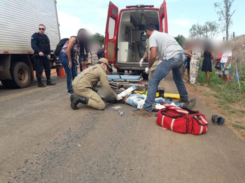 Motociclista tem perna e braço fraturados após bater na traseira de caminhão na RO-010 em Rolim de Moura Motociclista tem perna e braço fraturados após bater na traseira de caminhão na RO-010 em Rolim de Moura