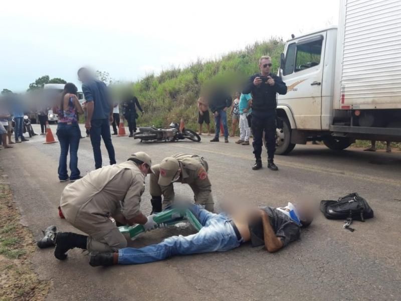Motociclista tem perna e braço fraturados após bater na traseira de caminhão na RO-010 em Rolim de Moura Motociclista tem perna e braço fraturados após bater na traseira de caminhão na RO-010 em Rolim de Moura