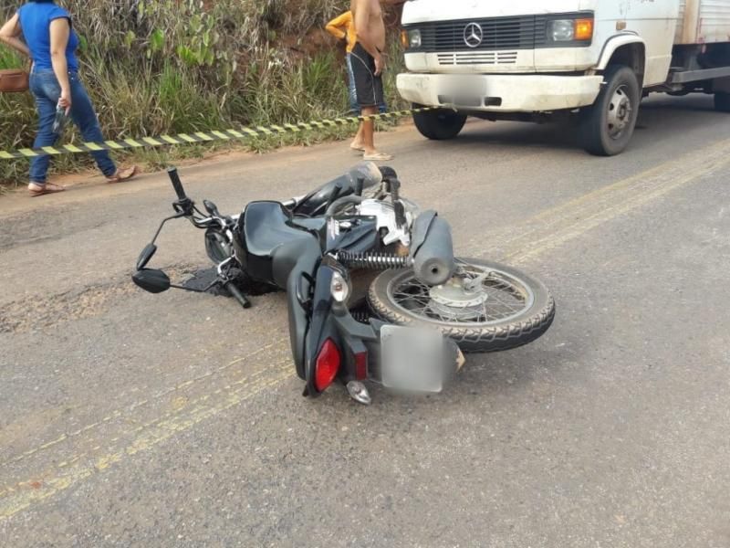 Motociclista tem perna e braço fraturados após bater na traseira de caminhão na RO-010 em Rolim de Moura Motociclista tem perna e braço fraturados após bater na traseira de caminhão na RO-010 em Rolim de Moura