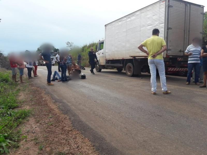 Motociclista tem perna e braço fraturados após bater na traseira de caminhão na RO-010 em Rolim de Moura Motociclista tem perna e braço fraturados após bater na traseira de caminhão na RO-010 em Rolim de Moura