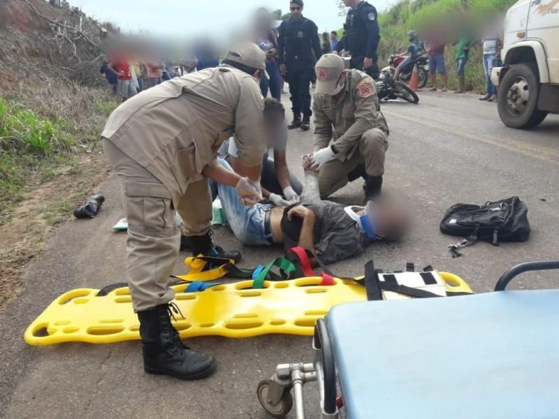 Motociclista tem perna e braço fraturados após bater na traseira de caminhão na RO-010 em Rolim de Moura Motociclista tem perna e braço fraturados após bater na traseira de caminhão na RO-010 em Rolim de Moura