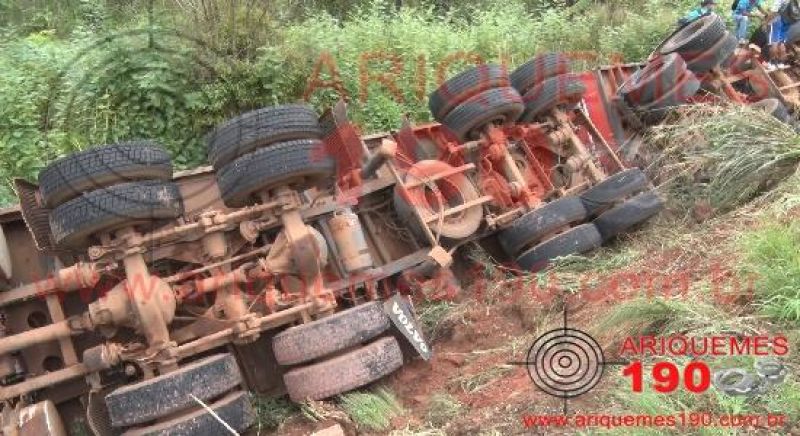 Carreta carregada de soja tomba na BR-364 e carga avaliada em R$ 60 mil é totalmente perdida Carreta carregada de soja tomba na BR-364 e carga avaliada em R$ 60 mil é totalmente perdida