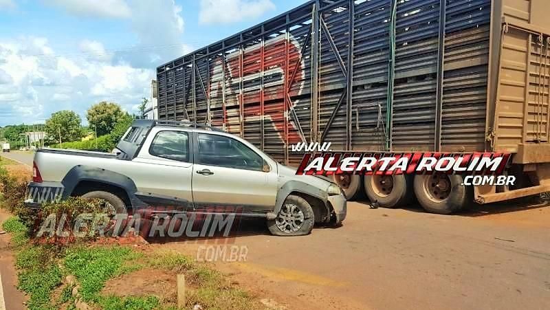 Carro roda na pista após motorista bater na traseira de caminhão boiadeiro na RO-010 em Rolim de Moura; veja o vídeo