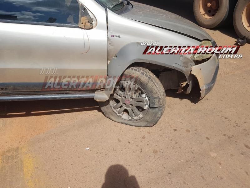 Carro roda na pista após motorista bater na traseira de caminhão boiadeiro na RO-010 em Rolim de Moura; veja o vídeo