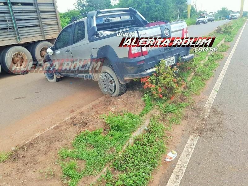 Carro roda na pista após motorista bater na traseira de caminhão boiadeiro na RO-010 em Rolim de Moura; veja o vídeo