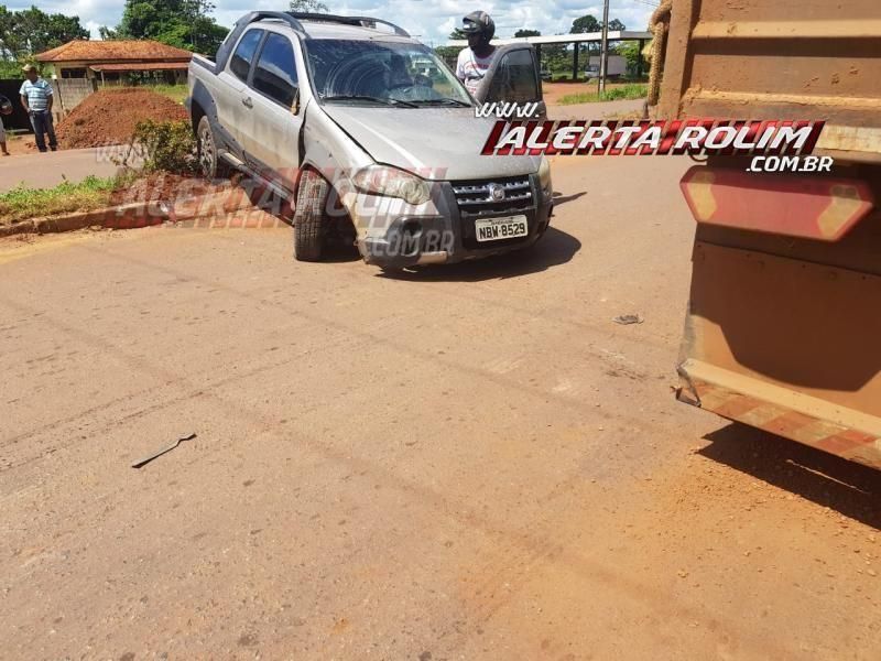 Carro roda na pista após motorista bater na traseira de caminhão boiadeiro na RO-010 em Rolim de Moura; veja o vídeo