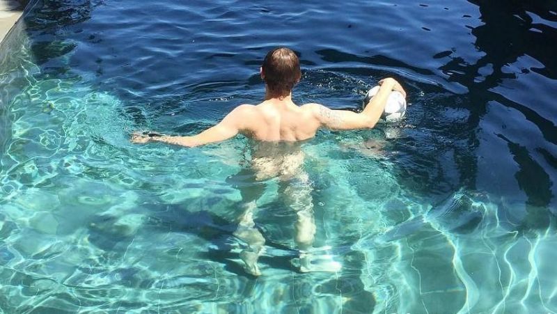 Homem é preso por tomar banho pelado em piscina na frente de crianças