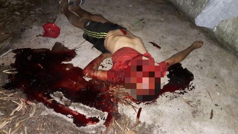 Durante bebedeira, homem mata desafeto com golpes de facão após discussão Durante bebedeira, homem mata desafeto com golpes de facão após discussão