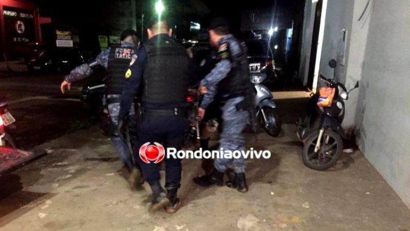 PM vai atender ocorrência de briga de casal e flagra trio em desmanche de motos