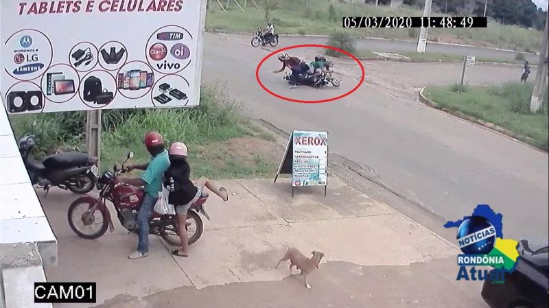 Câmera registra acidente entre duas motos em Ji-Paraná; veja o vídeo Câmera registra acidente entre duas motos em Ji-Paraná; veja o vídeo