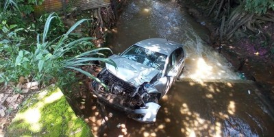 Caminhão desgovernado, atinge e joga carro dentro de córrego em Porto Velho; veja o...