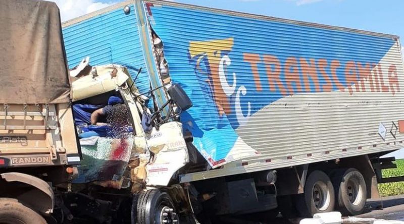 Caminhoneiro de Pimenta Bueno morre em acidente na BR-364 no MT; veja o vídeo Caminhoneiro de Pimenta Bueno morre em acidente na BR-364 no MT; veja o vídeo