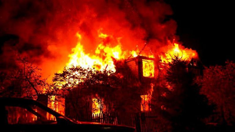 Homem incendeia casa com os quatro filhos dentro após briga com ex-mulher