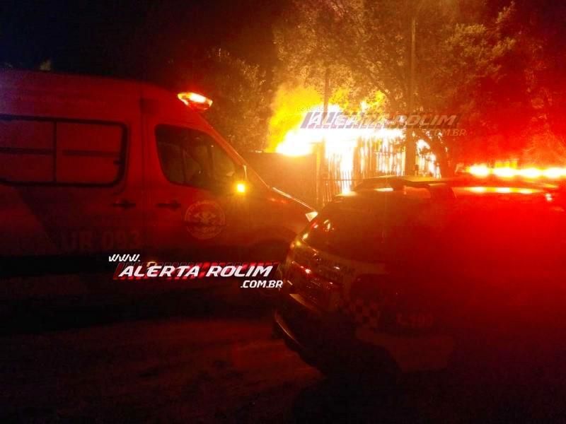 Casa abandonada é destruída pelo fogo durante a madrugada em Rolim de Moura; Veja o vídeo