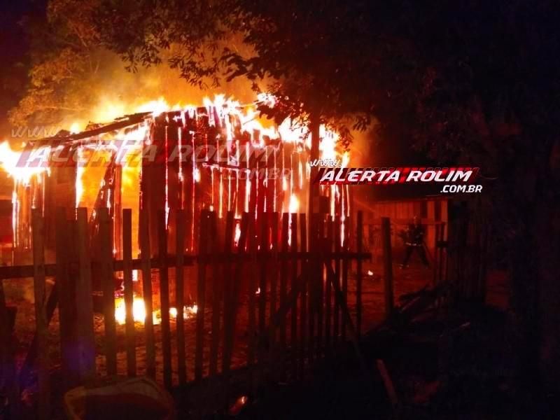 Casa abandonada é destruída pelo fogo durante a madrugada em Rolim de Moura; Veja o vídeo