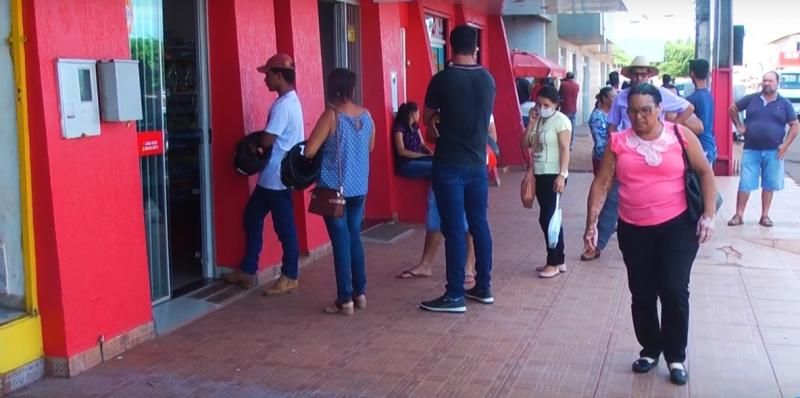 População forma filas em frente aos bancos em Rolim de Moura para receber salário