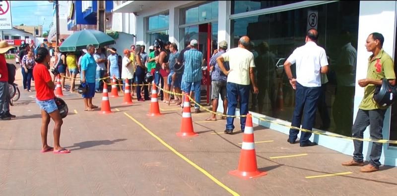 População forma filas em frente aos bancos em Rolim de Moura para receber salário