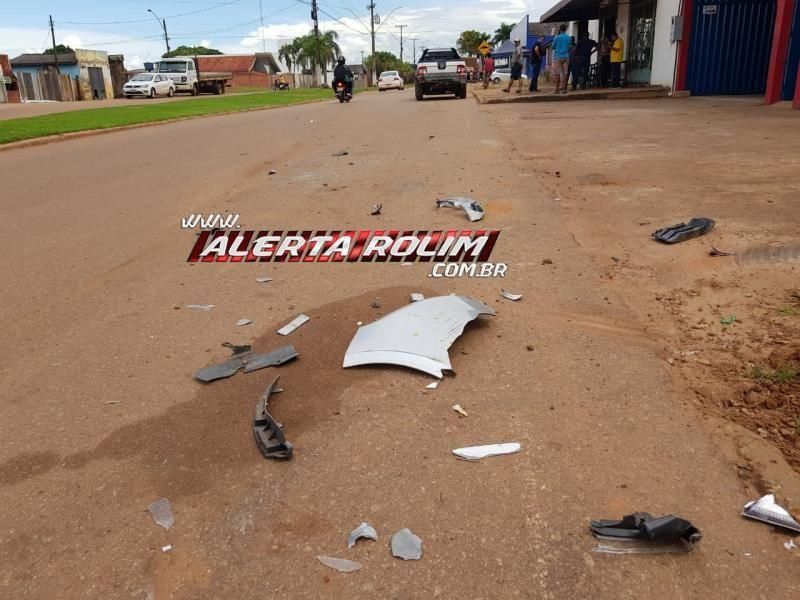 Idosa perde o controle de direção e bate carro em outro veículo estacionado em Rolim de Moura Idosa perde o controle de direção e bate carro em outro veículo estacionado em Rolim de Moura