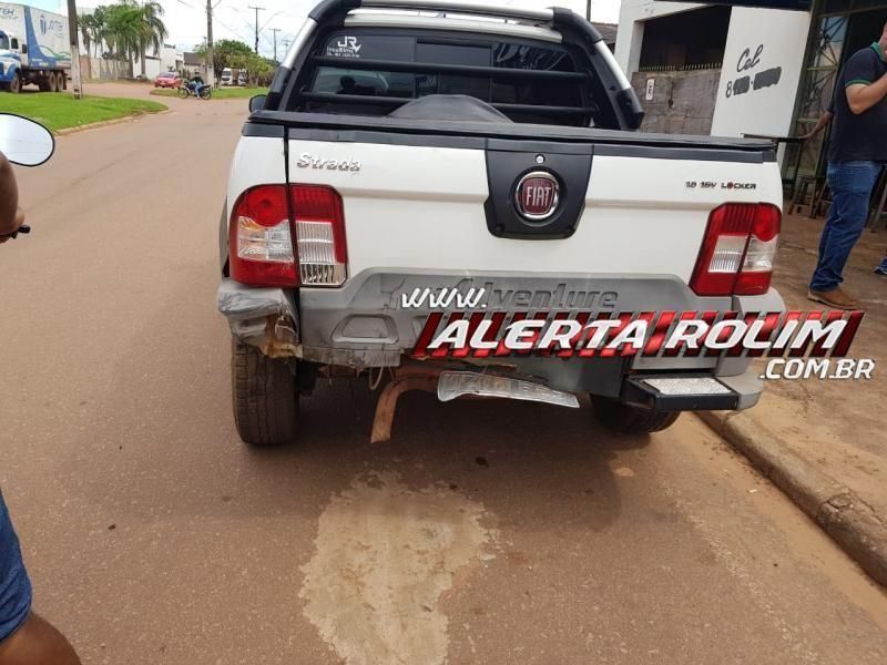 Idosa perde o controle de direção e bate carro em outro veículo estacionado em Rolim de Moura Idosa perde o controle de direção e bate carro em outro veículo estacionado em Rolim de Moura