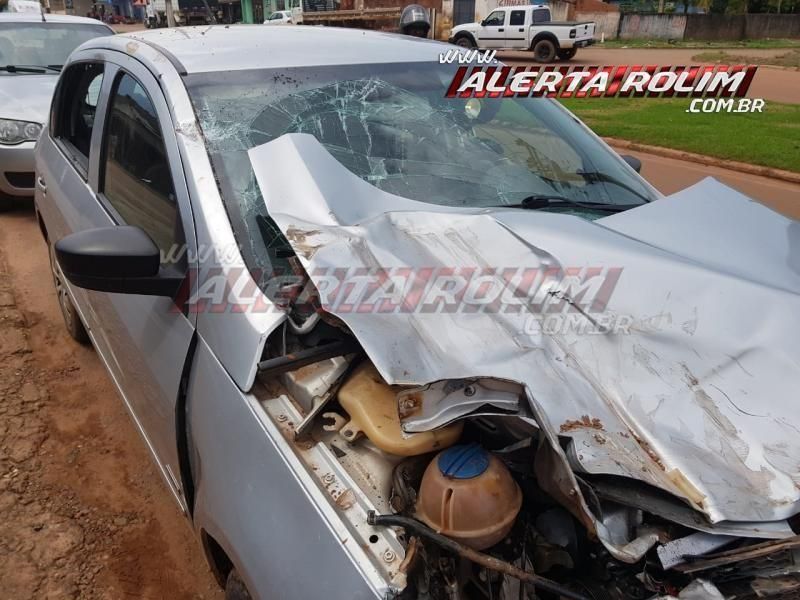 Idosa perde o controle de direção e bate carro em outro veículo estacionado em Rolim de Moura Idosa perde o controle de direção e bate carro em outro veículo estacionado em Rolim de Moura