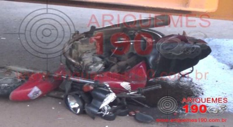 Carreta passa por cima de moto o condutor escapou da morte por pouco Carreta passa por cima de moto o condutor escapou da morte por pouco