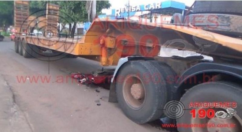 Carreta passa por cima de moto o condutor escapou da morte por pouco Carreta passa por cima de moto o condutor escapou da morte por pouco