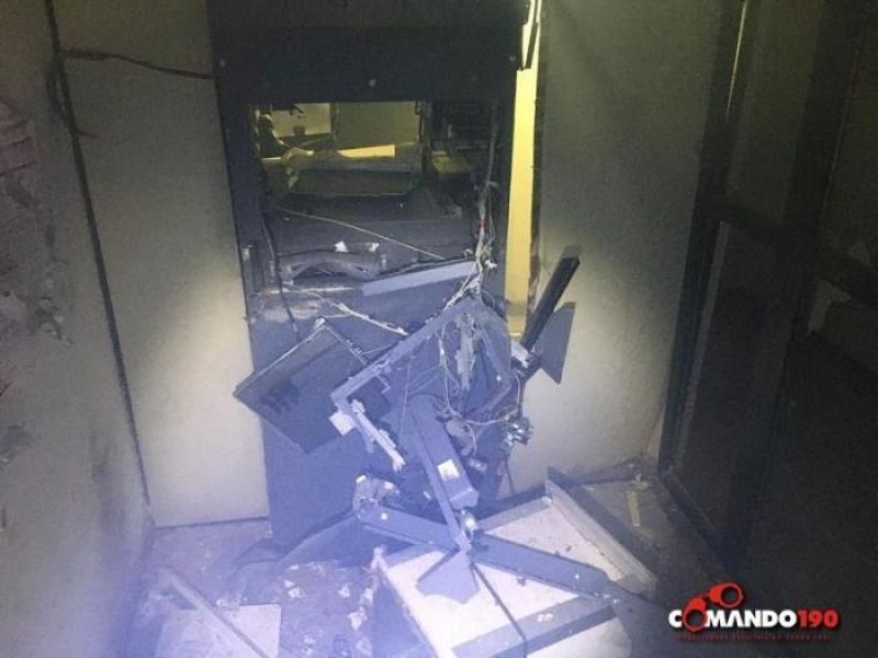 Dupla explode caixa eletrônico mas foge sem levar dinheiro, em Ji-Paraná Dupla explode caixa eletrônico mas foge sem levar dinheiro, em Ji-Paraná