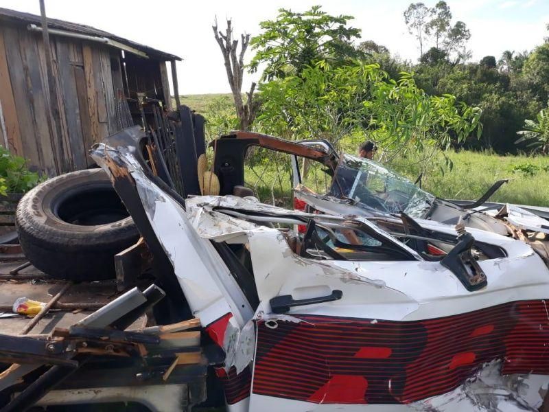 Motorista de F-1000 bate violentamente na traseira de caminhão, em Nova Brasilândia Motorista de F-1000 bate violentamente na traseira de caminhão, em Nova Brasilândia