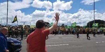 Bolsonaro discursa em Brasília para manifestantes que pediam intervenção militar