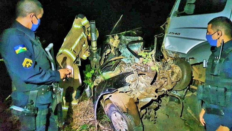 Acidente entre carro e caminhão deixa um morto na BR-364; veja o vídeo Acidente entre carro e caminhão deixa um morto na BR-364; veja o vídeo